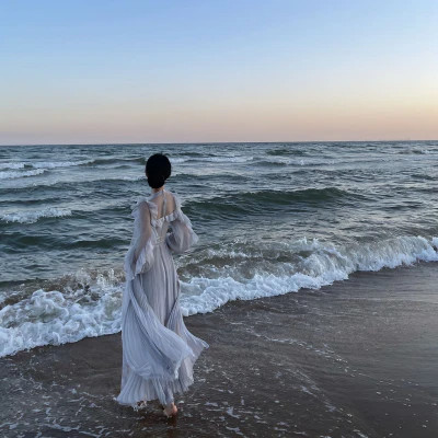 女生海边背影头像唯美 高清漂亮女人看海的背影图片头像