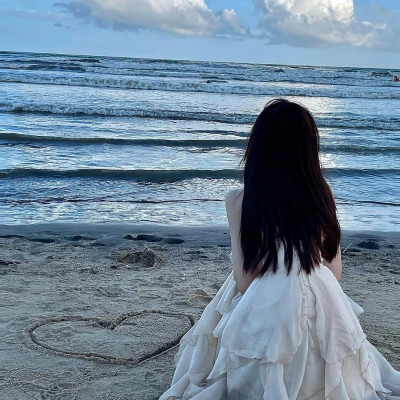 女生海边背影头像唯美 高清漂亮女人看海的背影图片头像