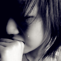绝望女生哭的流泪的头像图片