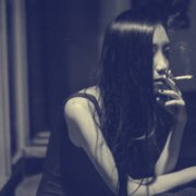 伤感女生抽烟喝酒头像图片